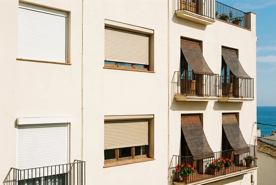 Fachada con distintos tipos de persianas enrollables en Gavà